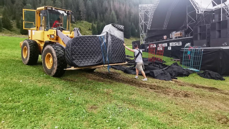 Anlieferung Flügel auf die Alm