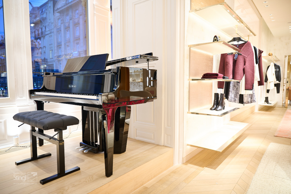 KAWAI NOVUS NV12 Hybrid-Flügel in den Louis Vuitton Store Wien