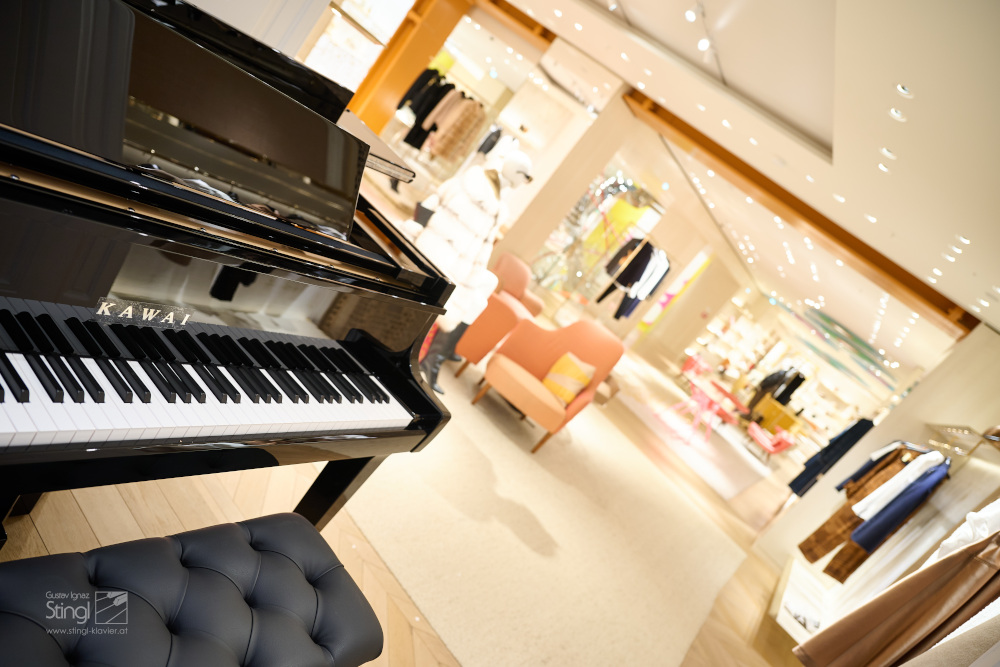 KAWAI NOVUS NV12 Hybrid-Flügel in den Louis Vuitton Store Wien