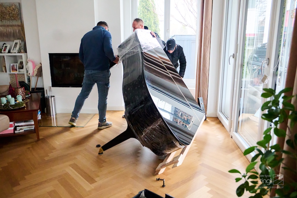 Lieferung zu Weihnachten: KAWAI GL10 Flügel nach Niederösterreich