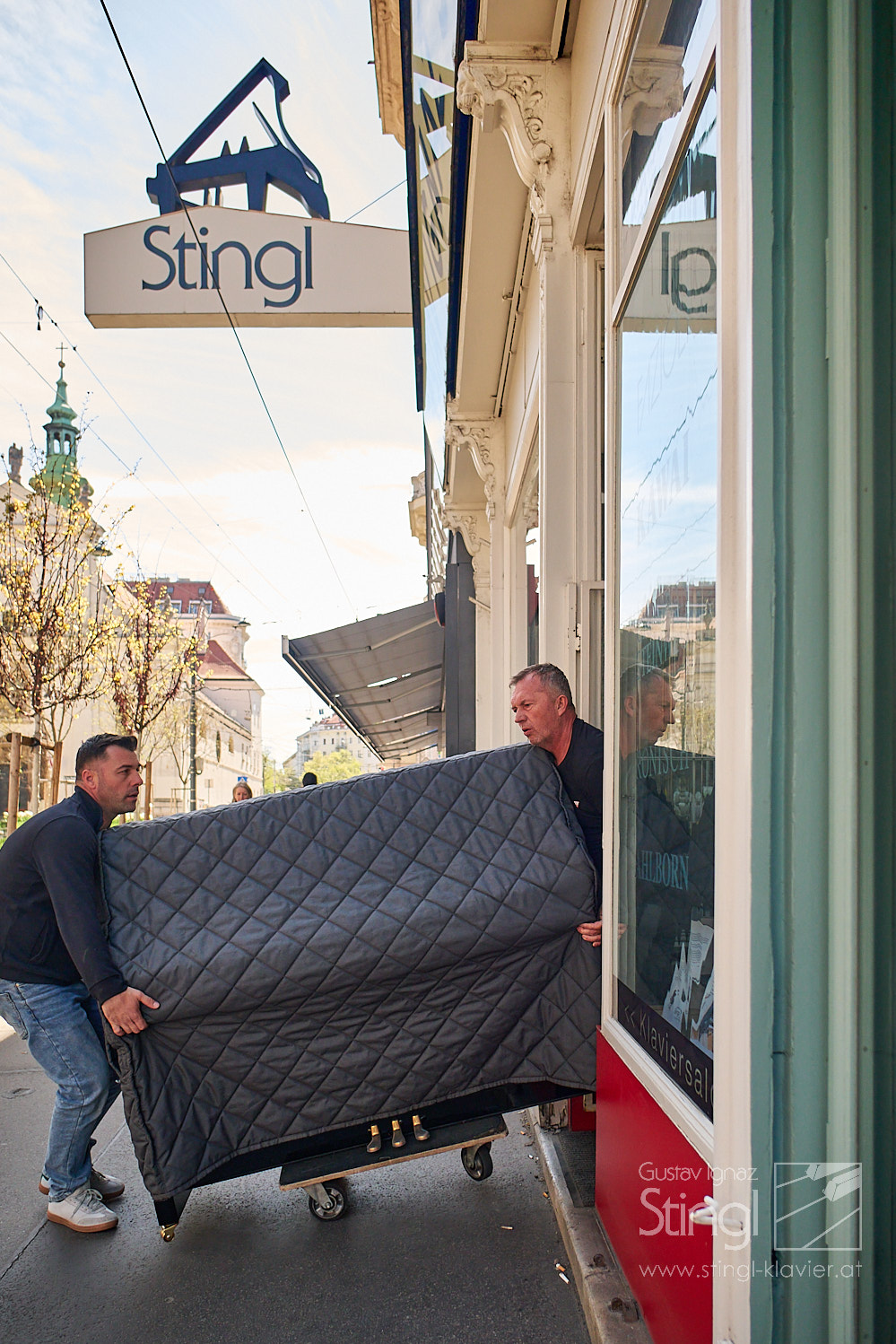 Stingl liefert KAWAI Piano nach Salzburg