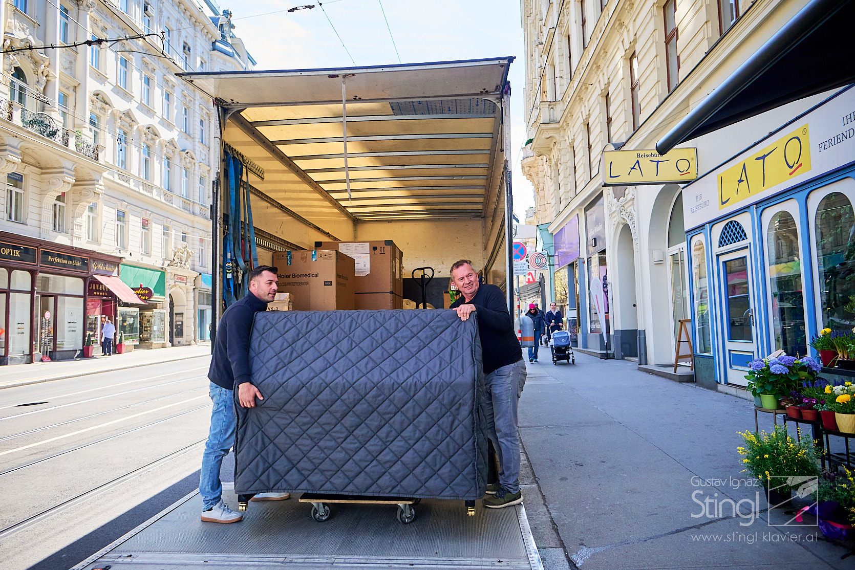 Stingl liefert KAWAI Piano nach Salzburg
