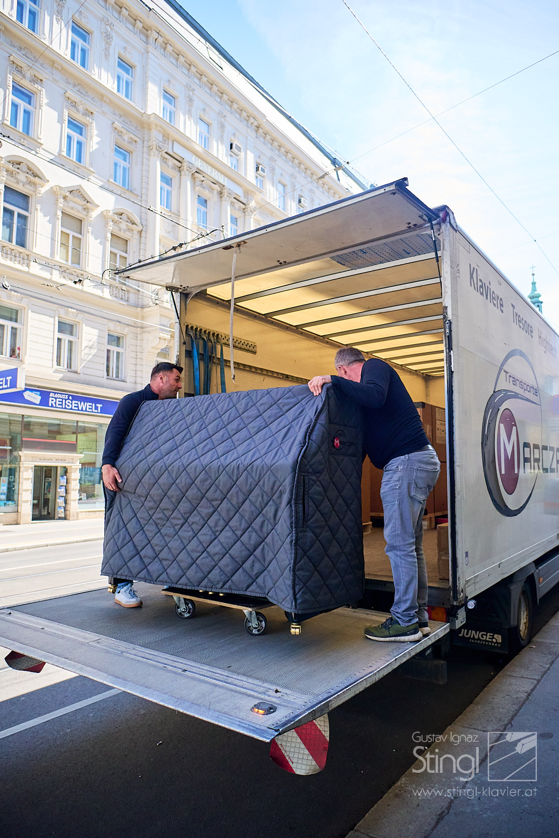 KAWAI K-300 Piano nach Salzburg - von STINGL Klaviere Wien