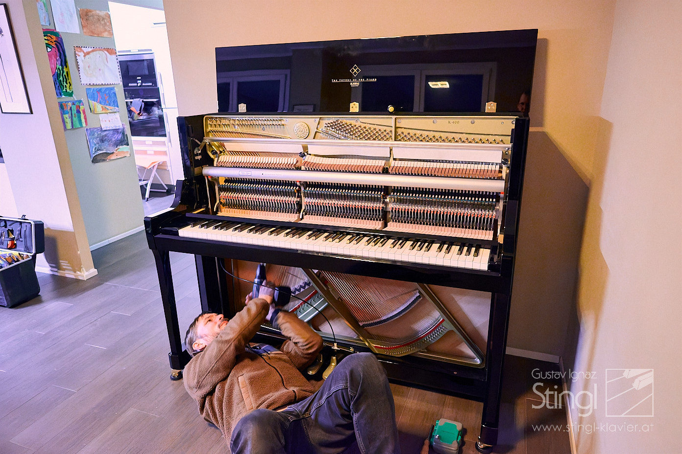 Ein Klavier in Einzelteilen geliefert