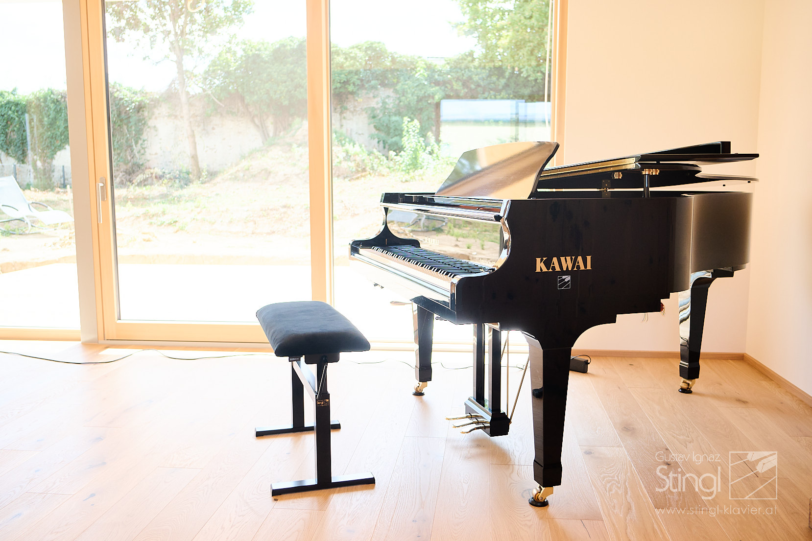 Ein Flügel zuerst (KAWAI GX2 ATX4) 